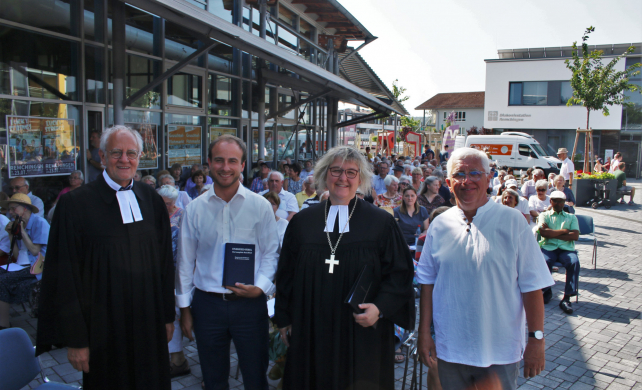Über den Besuch von Landesbischöfin Heike Springhart freuten sich in Remchingen Pfarrer im Ruhestand Hans-Martin Griesinger (von links), Verleger Jeff Klotz und der Diakonie-Vorsitzende Karl-Heinz Stengel. Foto: Zachmann 