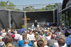 Über die Predigt von Landesbischöfin Heike Springhart (vorne von links) freuten sich in Remchingen der Diakonie-Vorsitzende Karl-Heinz Stengel und Pfarrer im Ruhestand Hans-Martin Griesinger. Foto: Zachmann 