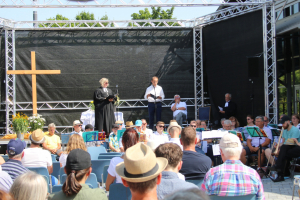 Über die Predigt von Landesbischöfin Heike Springhart (von links) freuten sich in Remchingen Verleger Jeff Klotz, der Diakonie-Vorsitzende Karl-Heinz Stengel und Pfarrer im Ruhestand Hans-Martin Griesinger. Foto: Zachmann 