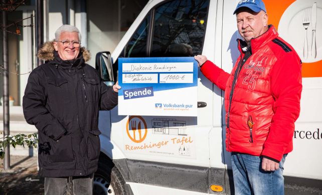 Karsten Bittighofer überreicht Karl-Heinz Stengel den Spendenscheck über 1.000 €