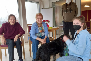 20230126-140954-diakoniestation-grosse-freude-ueber-den-hundebesuch-im-haus-brunnhaelden.jpg