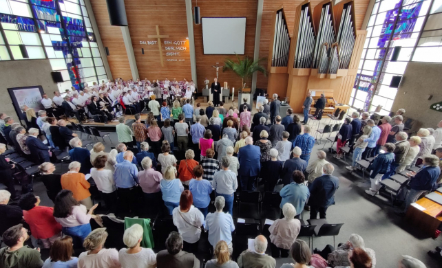 Diakoniestation_viele Gottesdienstbesucher und Bläser in der Christuskirche