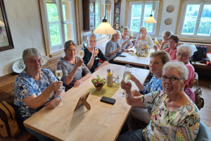 2025_fröhliche Runde beim Abendessen von Mitarbeiterinnen von Tafel und Kleiderstube
