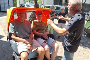 20260709_Projektleiter Kissel erklärt die Funktionen der Rikscha