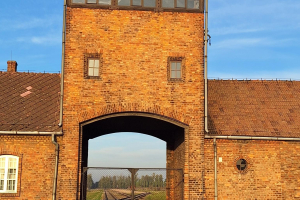 20261001_Eingangstor Birkenau